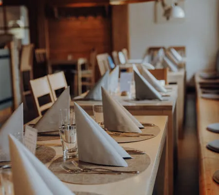 19 - 02_RESTAURANT_FOTOKARUSSELLMELANIE_RAMONA_HIN