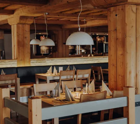 18 - 02_RESTAURANT_FOTOKARUSSELLMELANIE_RAMONA_HIN